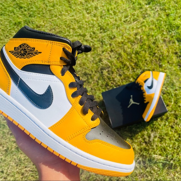 Air Jordan 1 Mid - Picture 2 of 8